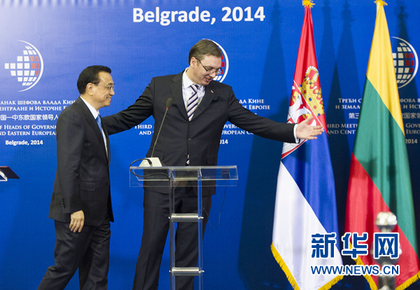 12月16日，國務(wù)院總理李克強在貝爾格萊德出席第三次中國-中東歐國家領(lǐng)導(dǎo)人會晤后，與塞爾維亞總理武契奇共同會見記者。 新華社記者黃敬文 攝