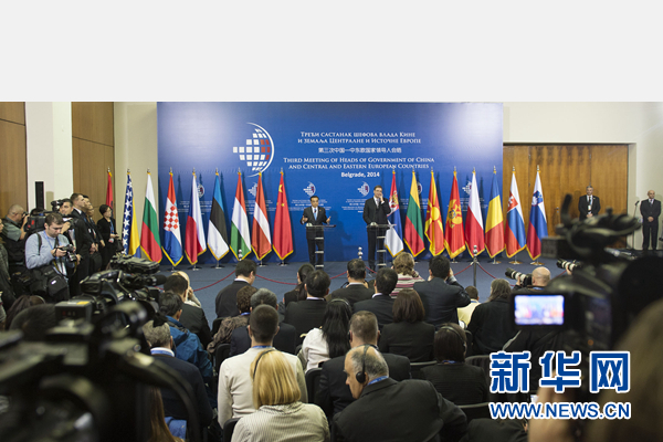 12月16日，國務(wù)院總理李克強在貝爾格萊德出席第三次中國-中東歐國家領(lǐng)導(dǎo)人會晤后，與塞爾維亞總理武契奇共同會見記者。 新華社記者黃敬文 攝