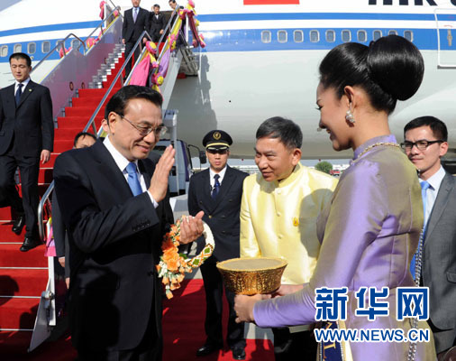 12月19日，中國國務(wù)院總理李克強(qiáng)抵達(dá)曼谷，出席大湄公河次區(qū)域經(jīng)濟(jì)合作領(lǐng)導(dǎo)人第五次會(huì)議。新華社記者饒愛民攝