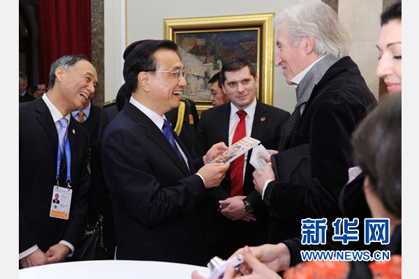 12月18日，中國國務(wù)院總理李克強(qiáng)在貝爾格萊德市政廳接受&ldquo;貝爾格萊德榮譽(yù)市民&rdquo;證書，塞爾維亞總理武契奇陪同出席。隨后，李克強(qiáng)同塞各界知名人士親切會(huì)見并互動(dòng)交流。這是李克強(qiáng)同電影《瓦爾特保衛(wèi)薩拉熱窩》的演員薩馬爾季奇親切交談。新華社記者 饒愛民 攝