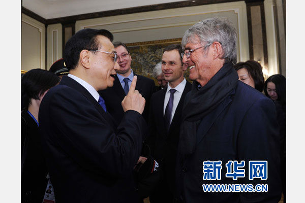 12月18日，中國國務(wù)院總理李克強(qiáng)在貝爾格萊德市政廳接受&ldquo;貝爾格萊德榮譽(yù)市民&rdquo;證書，塞爾維亞總理武契奇陪同出席。隨后，李克強(qiáng)同塞各界知名人士親切會(huì)見并互動(dòng)交流。這是李克強(qiáng)同著名足球教練米盧蒂諾維奇親切交談。新華社記者 饒愛民 攝