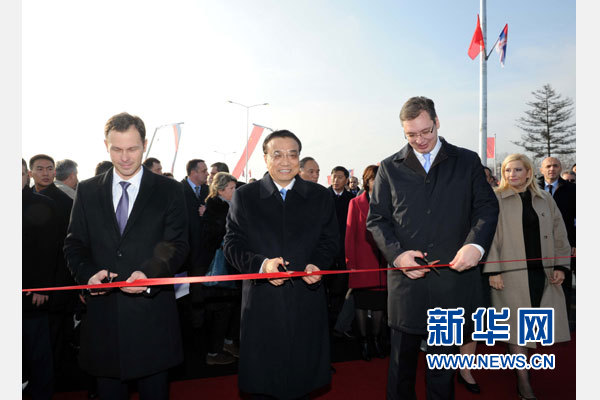 12月18日，中國(guó)國(guó)務(wù)院總理李克強(qiáng)在貝爾格萊德同塞爾維亞總理武契奇共同出席貝爾格萊德跨多瑙河大橋竣工儀式。這是李克強(qiáng)與武契奇為新建成的大橋剪彩。新華社記者 饒愛(ài)民 攝