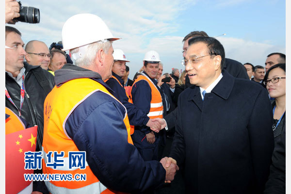 12月18日，中國(guó)國(guó)務(wù)院總理李克強(qiáng)在貝爾格萊德同塞爾維亞總理武契奇共同出席貝爾格萊德跨多瑙河大橋竣工儀式。這是李克強(qiáng)同大橋建設(shè)者親切交流。新華社記者 饒愛(ài)民 攝