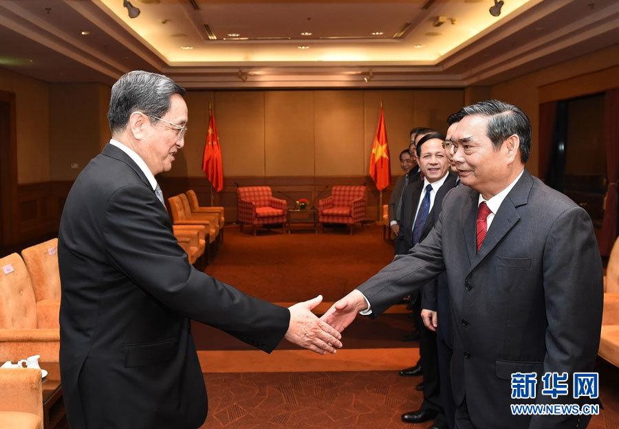 12月25日至27日，中共中央政治局常委、全國政協(xié)主席俞正聲對越南進(jìn)行正式訪問。這是12月25日，俞正聲在河內(nèi)會(huì)見越共中央書記處常務(wù)書記黎鴻英。 新華社記者劉建生攝