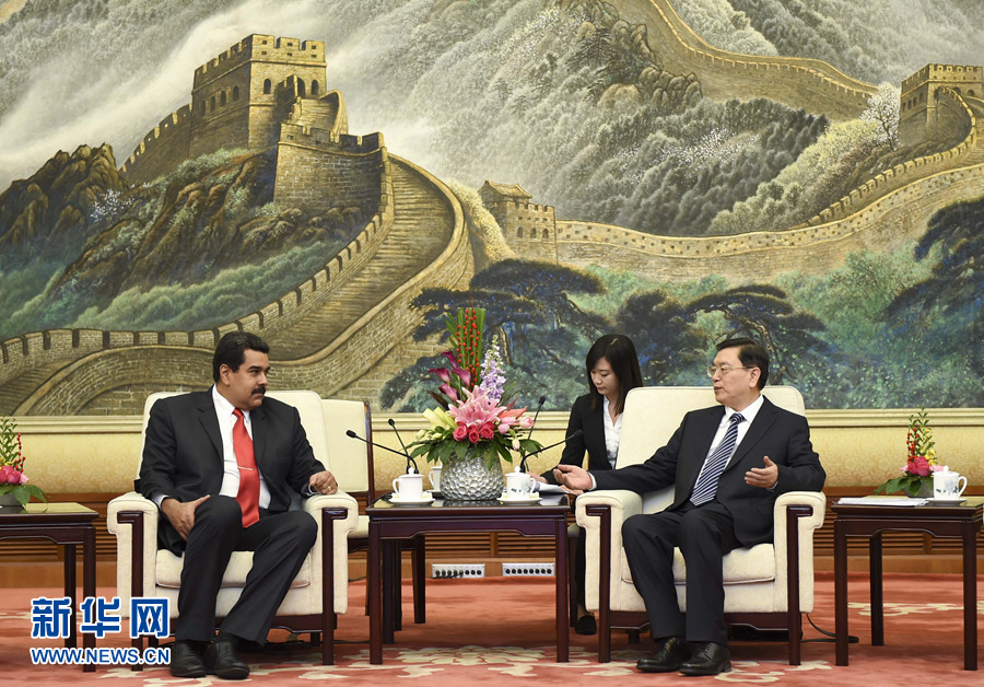 1月8日，全國(guó)人大常委會(huì)委員長(zhǎng)張德江在北京人民大會(huì)堂會(huì)見(jiàn)委內(nèi)瑞拉總統(tǒng)馬杜羅。 新華社記者 張鐸 攝 