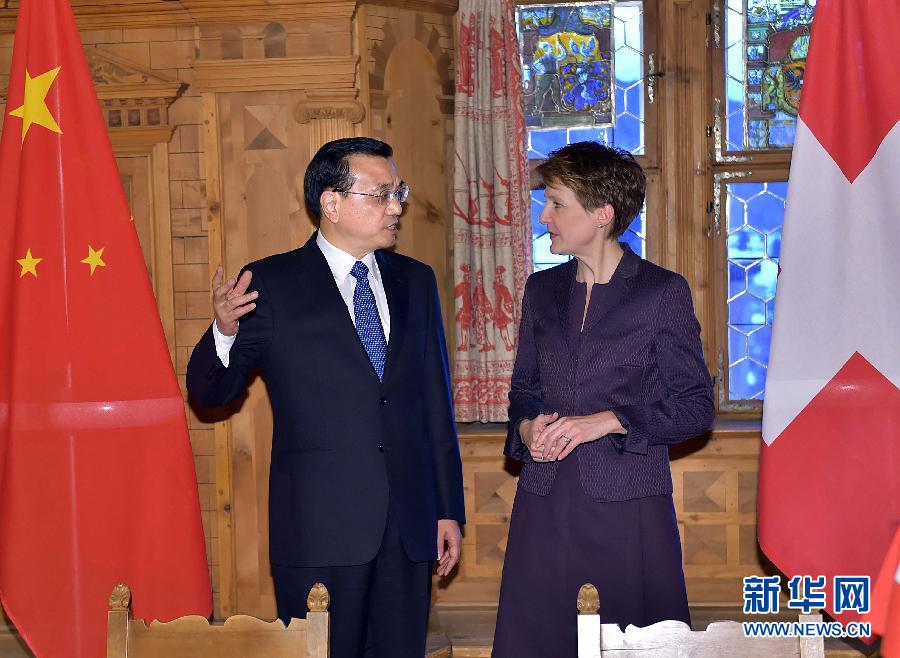 1月21日，國務(wù)院總理李克強(qiáng)在達(dá)沃斯同瑞士聯(lián)邦主席索馬魯加舉行會談。這是會談結(jié)束后，李克強(qiáng)與索馬魯加共同出席雙邊金融、食品、藥品、科研、人員往來等領(lǐng)域合作文件簽字儀式。新華社記者 李濤 攝