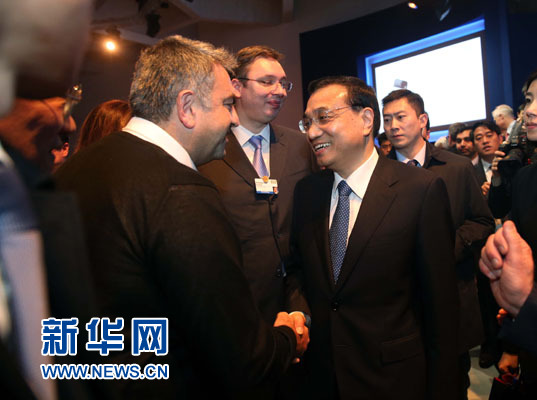 1月21日，中國國務(wù)院總理李克強(qiáng)在瑞士達(dá)沃斯舉行的世界經(jīng)濟(jì)論壇全會(huì)發(fā)表特別致辭并回答提問。這是李克強(qiáng)在致辭后同與會(huì)嘉賓親切交談。新華社記者 劉衛(wèi)兵 攝