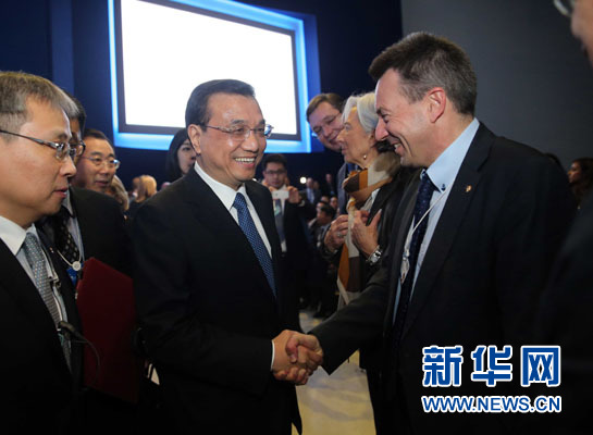 1月21日，中國國務(wù)院總理李克強(qiáng)在瑞士達(dá)沃斯舉行的世界經(jīng)濟(jì)論壇全會(huì)發(fā)表特別致辭并回答提問。這是李克強(qiáng)在致辭前同與會(huì)嘉賓親切交談。新華社記者 劉衛(wèi)兵 攝