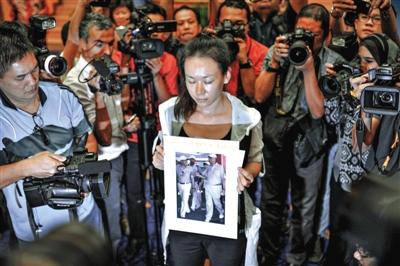 1月29日，在得知即將召開有關MH370的發(fā)布會后，一些乘客家屬成員到場。