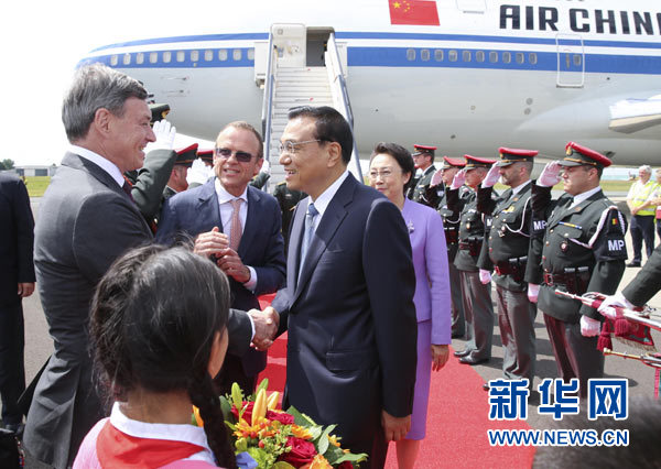 當(dāng)?shù)貢r間6月28日下午，經(jīng)中歐雙方商定，國務(wù)院總理李克強(qiáng)乘專機(jī)抵達(dá)比利時首都布魯塞爾，出席第十七次中國歐盟領(lǐng)導(dǎo)人會晤。李克強(qiáng)總理夫人程虹同機(jī)抵達(dá)。歐盟和比利時政府高級官員到阿貝拉格機(jī)場迎接。新華社記者 龐興雷 攝 