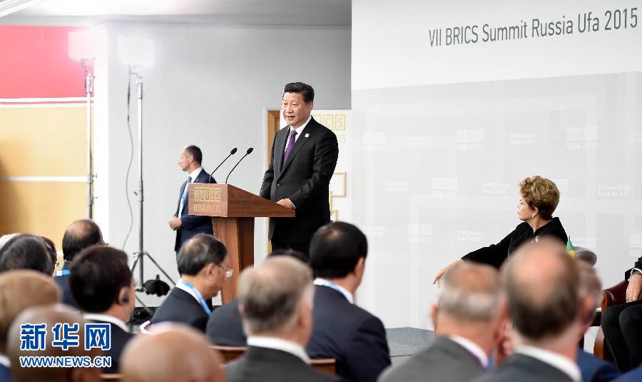 7月9日，金磚國家領(lǐng)導(dǎo)人同金磚國家工商理事會代表對話會在俄羅斯烏法舉行。中國國家主席習(xí)近平、俄羅斯總統(tǒng)普京、巴西總統(tǒng)羅塞夫、印度總理莫迪、南非總統(tǒng)祖馬等共同出席。新華社記者 張鐸 攝 