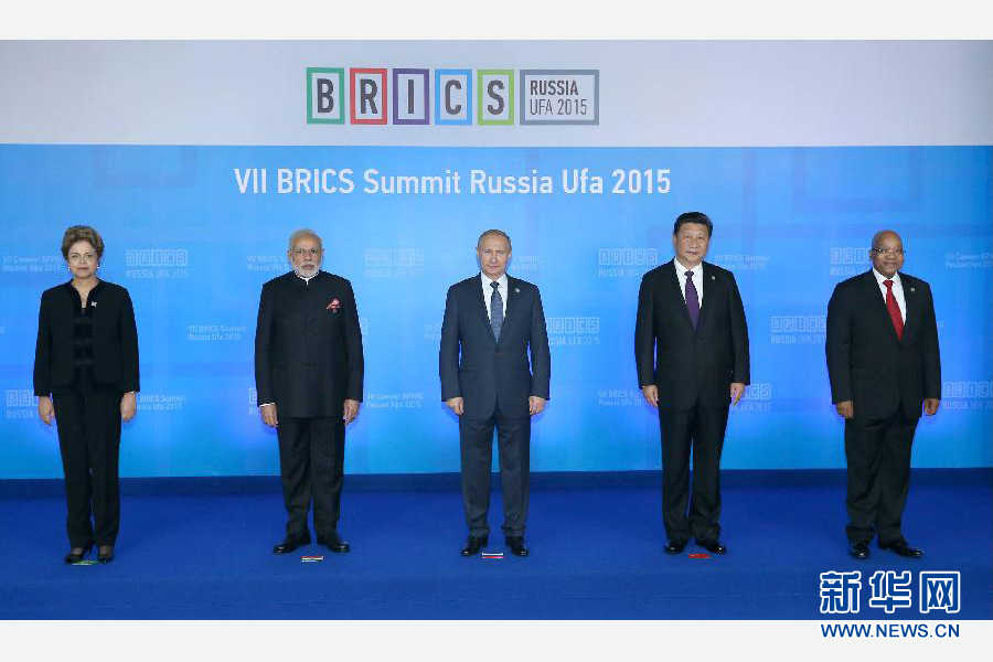 7月9日，金磚國家領(lǐng)導(dǎo)人第七次會(huì)晤在俄羅斯烏法舉行。中國國家主席習(xí)近平、俄羅斯總統(tǒng)普京、巴西總統(tǒng)羅塞夫、印度總理莫迪、南非總統(tǒng)祖馬出席。這是金磚國家領(lǐng)導(dǎo)人集體合影。新華社記者 龐興雷 攝
