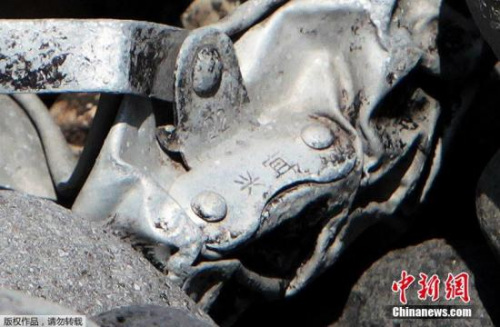 圖為疑似飛機(jī)金屬殘片上刻有中文&ldquo;宜興&rdquo;兩字。