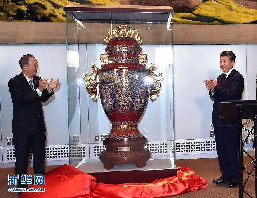 9月27日，國家主席習(xí)近平在紐約出席中國向聯(lián)合國贈(zèng)送&ldquo;和平尊&rdquo;儀式。聯(lián)合國秘書長潘基文出席。 新華社記者 李濤 攝 