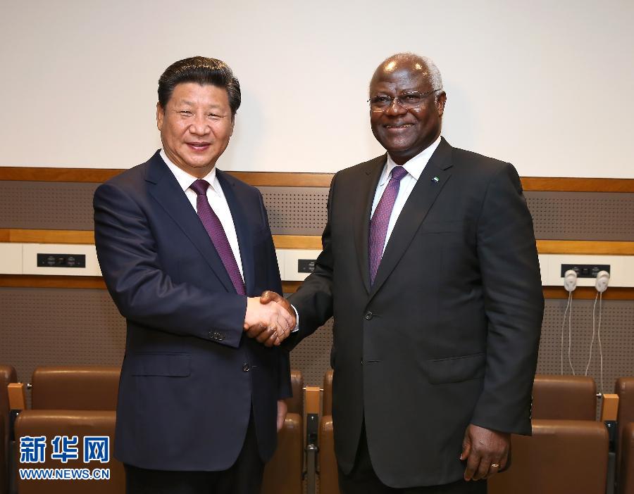 9月27日，國家主席習近平在紐約會見塞拉利昂總統(tǒng)科羅馬。新華社記者 龐興雷 攝 