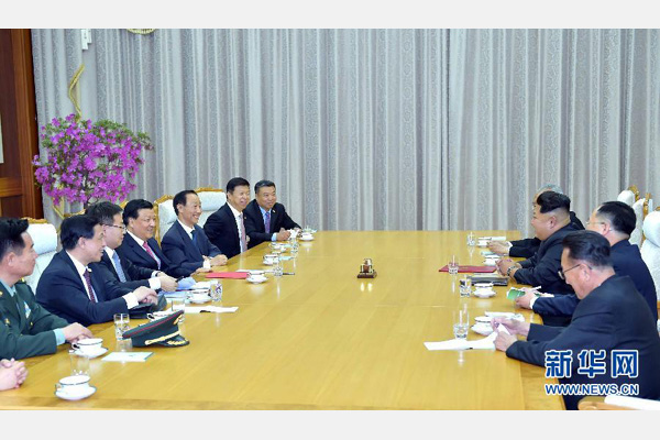 10月9日，中共中央政治局常委、中央書記處書記劉云山在平壤百花園迎賓館會見朝鮮勞動黨第一書記金正恩。 新華社記者 李濤 攝 