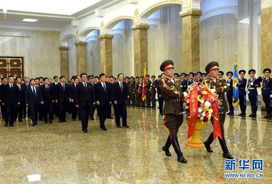 10月11日，中共中央政治局常委、中央書記處書記劉云山前往錦繡山太陽(yáng)宮，向金日成主席和金正日總書記塑像敬獻(xiàn)花籃。 新華社記者饒愛(ài)民攝