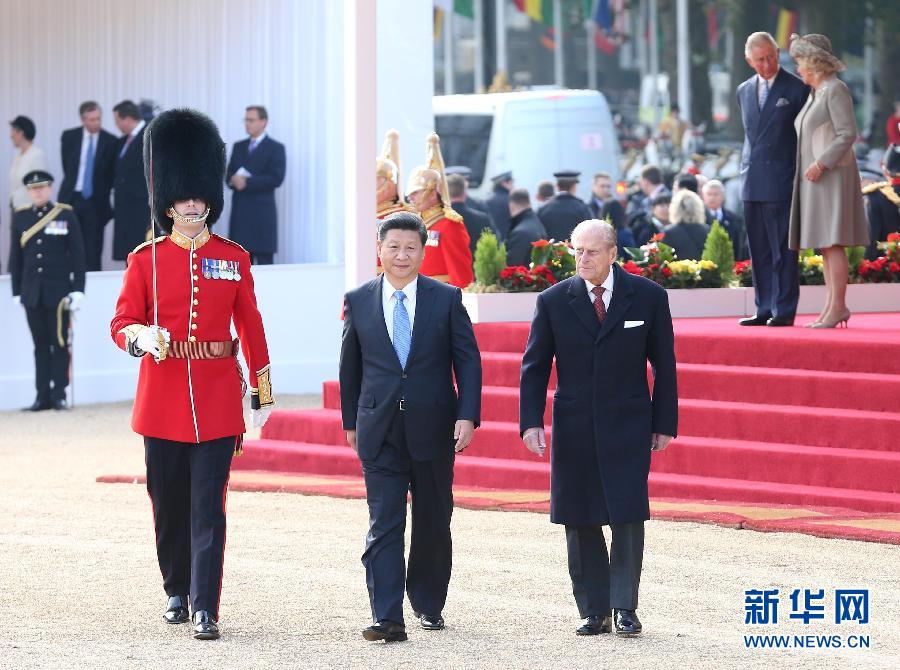 這是習(xí)近平在伊麗莎白二世女王的丈夫菲利普親王的陪同下檢閱儀仗隊(duì)。新華社記者 龐興雷 攝