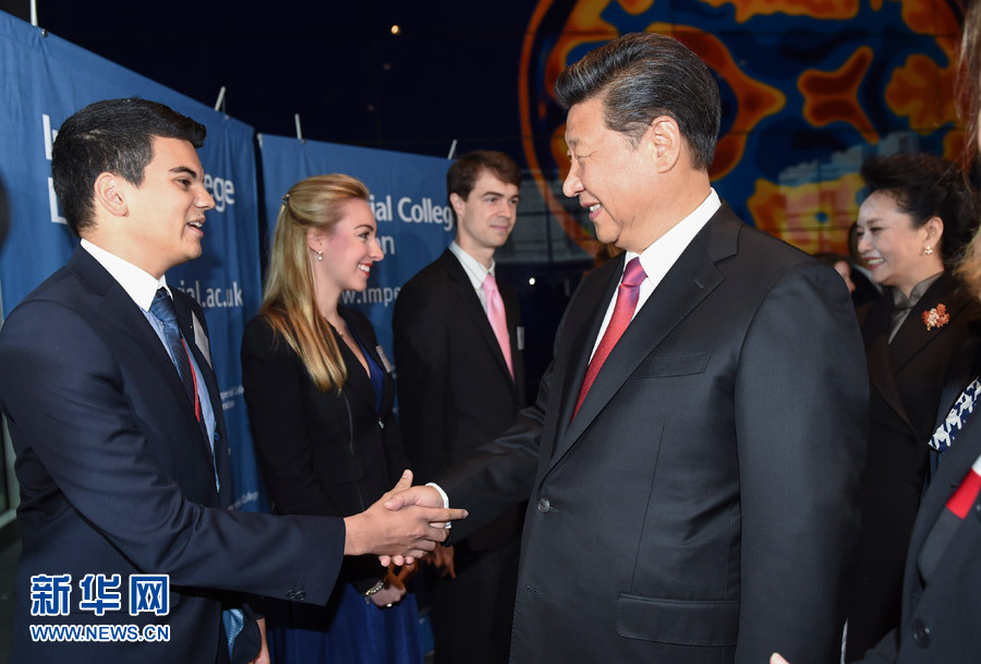 10月21日，國(guó)家主席習(xí)近平在倫敦參觀帝國(guó)理工學(xué)院。 新華社記者謝環(huán)馳 攝