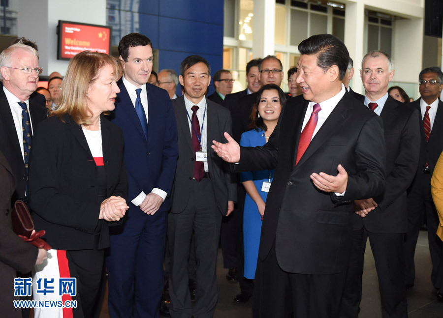 10月21日，國(guó)家主席習(xí)近平在倫敦參觀帝國(guó)理工學(xué)院。這是習(xí)近平同該校員工親切交談。 新華社記者 謝環(huán)馳 攝