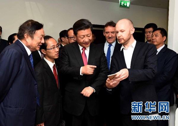 10月21日，國家主席習近平在倫敦參觀華為英國公司。 新華社記者 饒愛民 攝