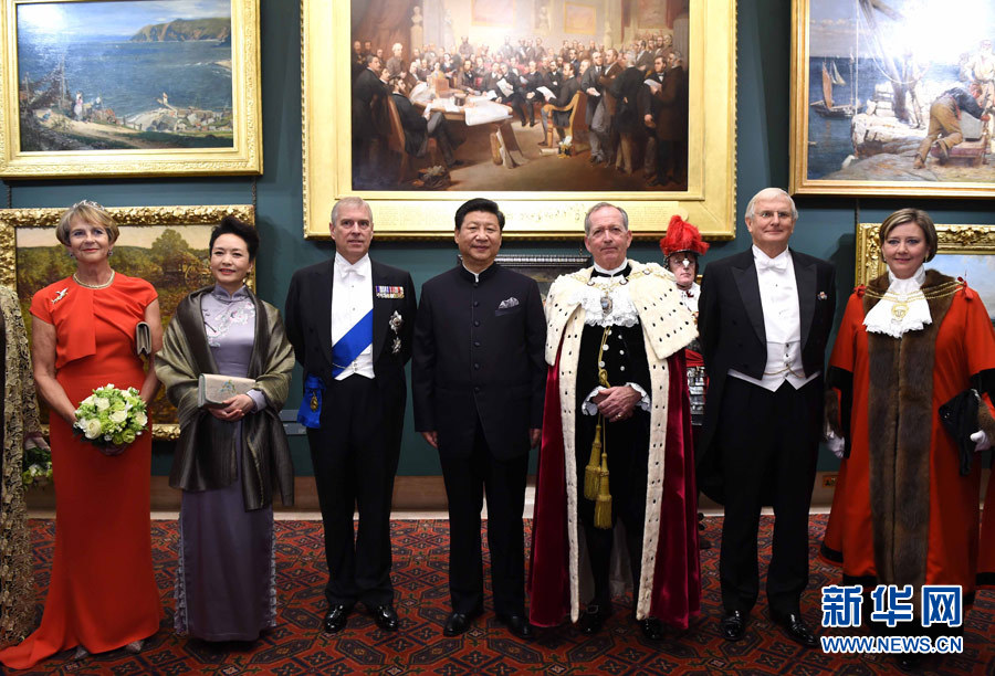 當?shù)貢r間10月21日，國家主席習近平在倫敦金融城市政廳發(fā)表題為《共倡開放包容共促和平發(fā)展》的重要演講。這是習近平和夫人彭麗媛同嘉賓合影。 新華社記者 饒愛民 攝