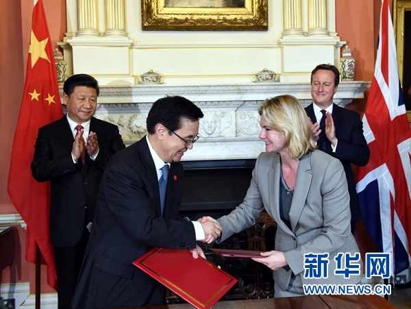 10月21日，國家主席習(xí)近平在倫敦唐寧街首相府同英國首相卡梅倫舉行會談。這是會談結(jié)束后，兩國領(lǐng)導(dǎo)人共同見證雙邊合作文件的簽署。新華社記者 饒愛民 攝 