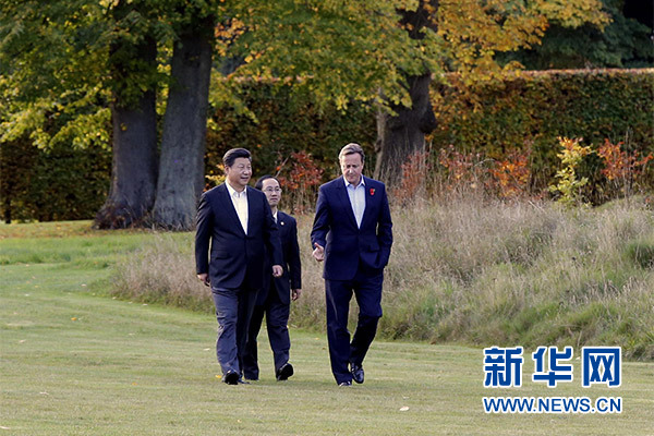 這是習近平與卡梅倫漫步草坪，邊走邊談。新華社記者 鞠鵬攝