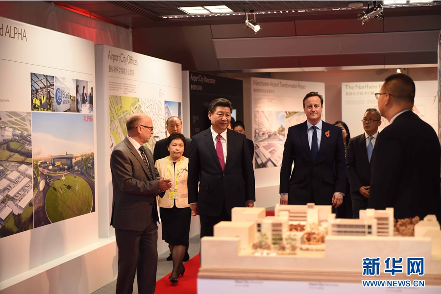 10月23日，國家主席習近平在英國首相卡梅倫陪同下，參觀曼徹斯特空港城項目。這是習近平和卡梅倫共同參觀曼徹斯特空港城發(fā)展規(guī)劃圖片展和空港城中國園模型。 新華社記者 張鐸 攝