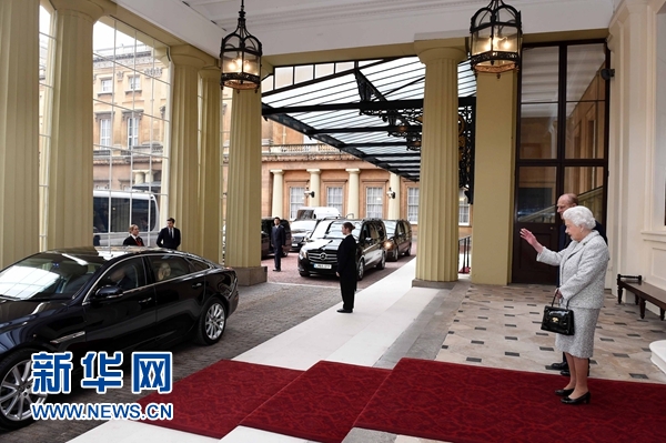 10月22日，國家主席習近平和夫人彭麗媛離開白金漢宮。離開前，英國女王伊麗莎白二世和丈夫菲利普親王專門前來同習近平夫婦親切話別。新華社記者 饒愛民 攝 