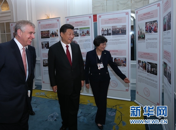 10月22日，國家主席習(xí)近平在倫敦出席全英孔子學(xué)院和孔子課堂年會開幕式。這是習(xí)近平參觀全英孔子學(xué)院和孔子課堂成果圖片展。 新華社記者 龐興雷 攝