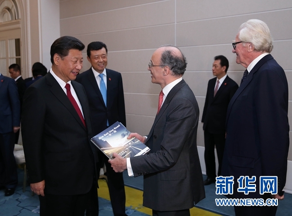 10月22日，國家主席習近平在倫敦集體會見英國前首相布朗等英國友人。新華社記者 龐興雷 攝 