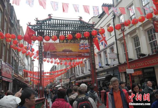 習(xí)近平主席訪問英國，倫敦唐人街掛出大紅燈籠和中英兩國國旗。 <a target='_blank' ><p  align=