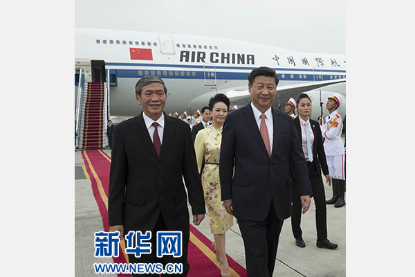 11月5日，中共中央總書記、國(guó)家主席習(xí)近平抵達(dá)越南首都河內(nèi)，開始對(duì)越南進(jìn)行國(guó)事訪問。這是越南高級(jí)官員到機(jī)場(chǎng)迎接習(xí)近平和夫人彭麗媛。新華社記者李學(xué)仁攝