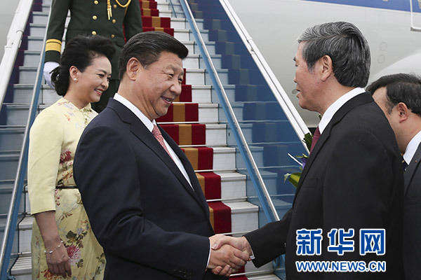 11月5日，中共中央總書記、國(guó)家主席習(xí)近平抵達(dá)越南首都河內(nèi)，開始對(duì)越南進(jìn)行國(guó)事訪問。這是越南高級(jí)官員到機(jī)場(chǎng)迎接習(xí)近平和夫人彭麗媛。新華社記者蘭紅光攝 