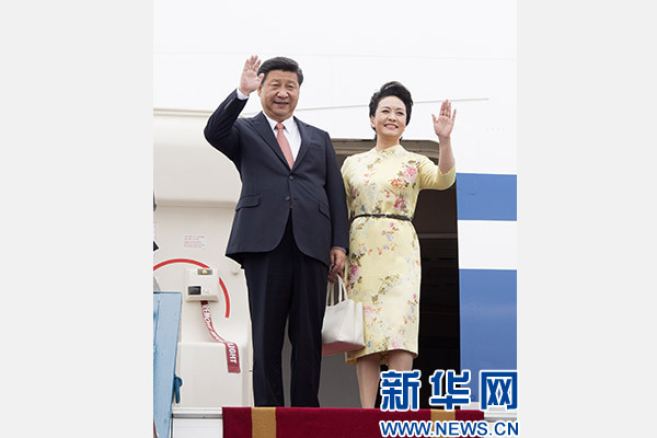 11月5日，中共中央總書記、國(guó)家主席習(xí)近平抵達(dá)越南首都河內(nèi)，開始對(duì)越南進(jìn)行國(guó)事訪問。這是習(xí)近平和夫人彭麗媛步出艙門向歡迎人群揮手致意。新華社記者 李學(xué)仁 攝