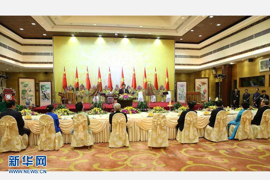 11月5日，中共中央總書記、國家主席習(xí)近平和夫人彭麗媛出席越共中央總書記阮富仲和越南國家主席張晉創(chuàng)在河內(nèi)國際會(huì)議中心舉行的盛大歡迎晚宴。新華社記者 龐興雷 攝 