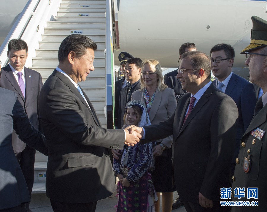  11月14日，國(guó)家主席習(xí)近平抵達(dá)土耳其安塔利亞，應(yīng)土耳其共和國(guó)總統(tǒng)埃爾多安邀請(qǐng)，出席二十國(guó)集團(tuán)領(lǐng)導(dǎo)人第十次峰會(huì)。土耳其高級(jí)官員到機(jī)場(chǎng)迎接習(xí)近平主席一行。新華社記者 李學(xué)仁 攝 