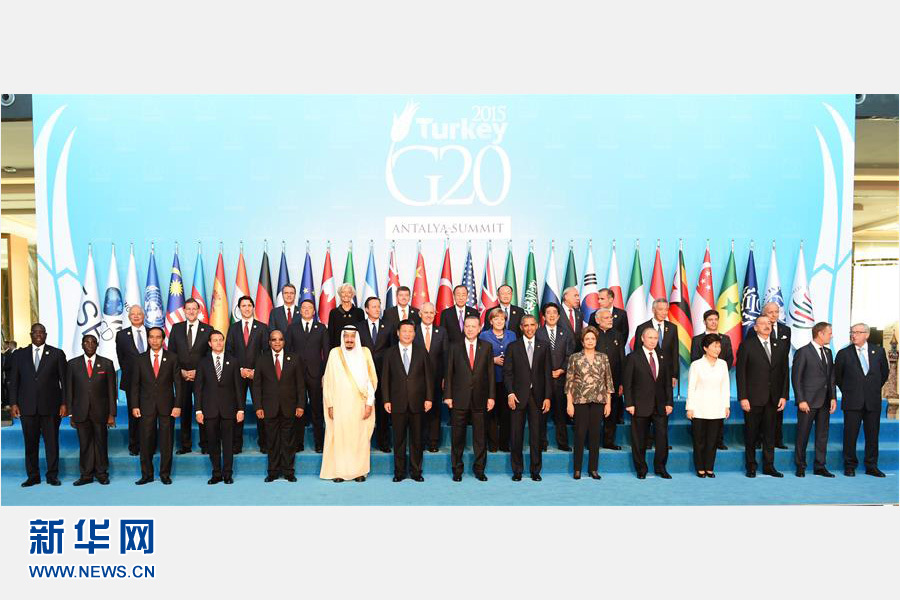 11月15日，中國國家主席習近平出席在土耳其安塔利亞舉行的二十國集團領導人第十次峰會。這是習近平主席同與會領導人合影。 新華社記者李學仁 攝 