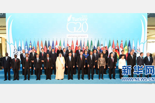 11月15日，二十國(guó)集團(tuán)領(lǐng)導(dǎo)人第十次峰會(huì)在土耳其安塔利亞舉行。國(guó)家主席習(xí)近平出席并發(fā)表題為《創(chuàng)新增長(zhǎng)路徑共享發(fā)展成果》的重要講話。這是習(xí)近平主席同與會(huì)領(lǐng)導(dǎo)人合影。 新華社記者 李學(xué)仁 攝