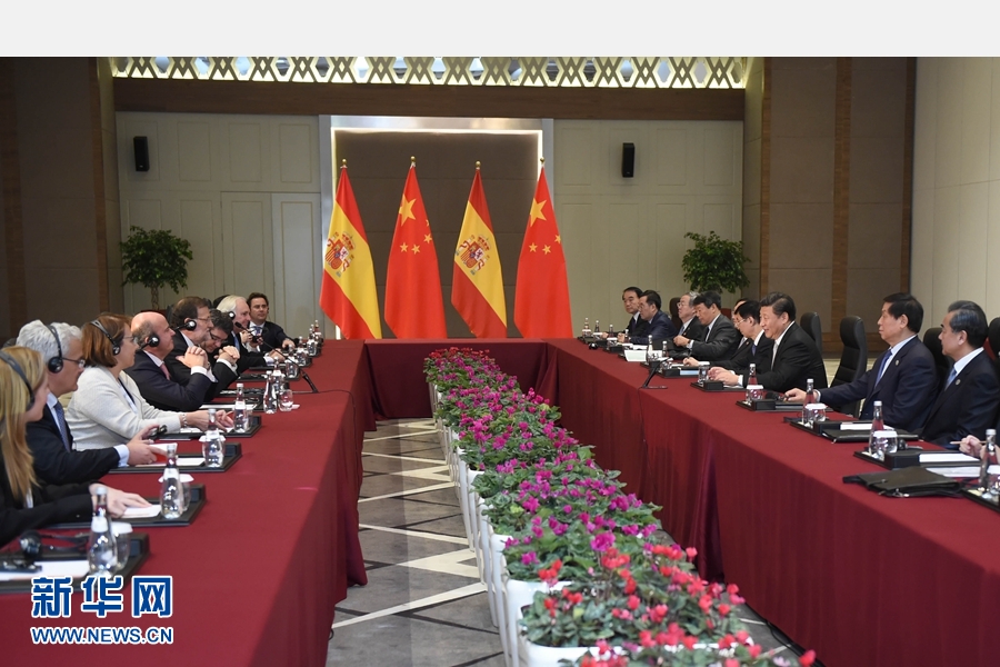 11月16日，國(guó)家主席習(xí)近平在土耳其安塔利亞會(huì)見(jiàn)西班牙首相拉霍伊。 新華社記者 張鐸 攝