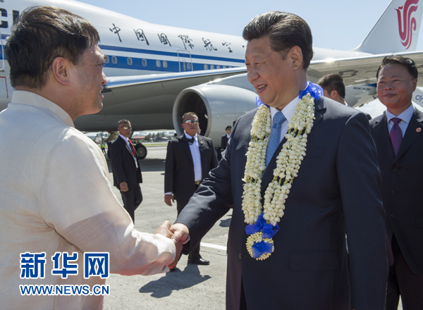 11月17日，國家主席習(xí)近平抵達菲律賓首都馬尼拉尼諾&middot;阿基諾國際機場，出席即將舉行的亞太經(jīng)合組織第二十三次領(lǐng)導(dǎo)人非正式會議。菲律賓高級官員到機場迎接習(xí)近平主席。新華社記者李學(xué)仁攝