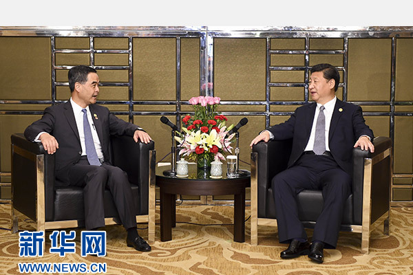 11月18日，國家主席習(xí)近平在菲律賓馬尼拉會見前來出席亞太經(jīng)合組織第二十三次領(lǐng)導(dǎo)人非正式會議的香港特別行政區(qū)行政長官梁振英。新華社記者謝環(huán)馳攝