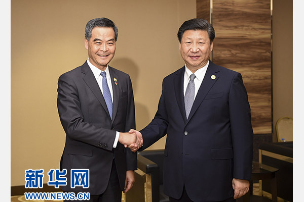 11月18日，國家主席習(xí)近平在菲律賓馬尼拉會見前來出席亞太經(jīng)合組織第二十三次領(lǐng)導(dǎo)人非正式會議的香港特別行政區(qū)行政長官梁振英。新華社記者謝環(huán)馳攝