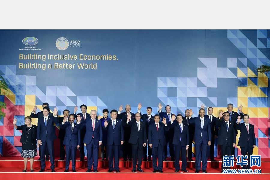 這是會(huì)議開(kāi)始前，國(guó)家主席習(xí)近平同其他亞太經(jīng)合組織成員經(jīng)濟(jì)體領(lǐng)導(dǎo)人、代表合影。 新華社記者 姚大偉 攝