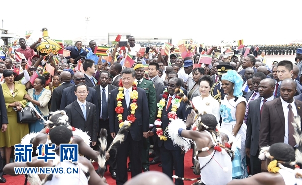 12月1日，中國國家主席習近平乘專機抵達津巴布韋首都哈拉雷，開始對津巴布韋進行國事訪問。津巴布韋總統(tǒng)穆加貝在機場舉行隆重歡迎儀式。這是當?shù)孛癖娞饸g快熱情的傳統(tǒng)舞蹈，歡迎習近平和彭麗媛到訪。新華社記者 謝環(huán)馳 攝 