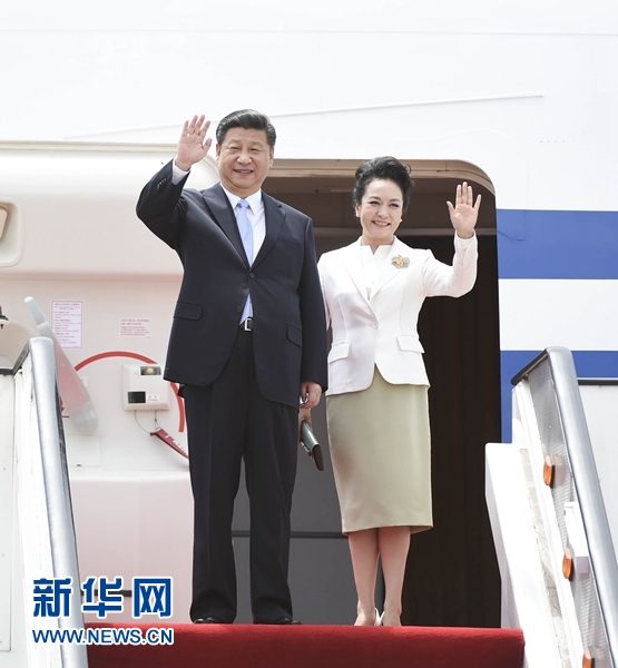 12月1日，中國國家主席習近平乘專機抵達津巴布韋首都哈拉雷，開始對津巴布韋進行國事訪問。津巴布韋總統(tǒng)穆加貝在機場舉行隆重歡迎儀式。這是習近平和夫人彭麗媛向歡迎人群揮手致意。新華社記者 謝環(huán)馳 攝 