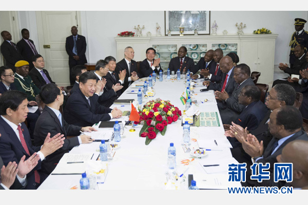 12月1日，國家主席習(xí)近平在哈拉雷同津巴布韋總統(tǒng)穆加貝舉行會(huì)談。 新華社記者 黃敬文 攝 