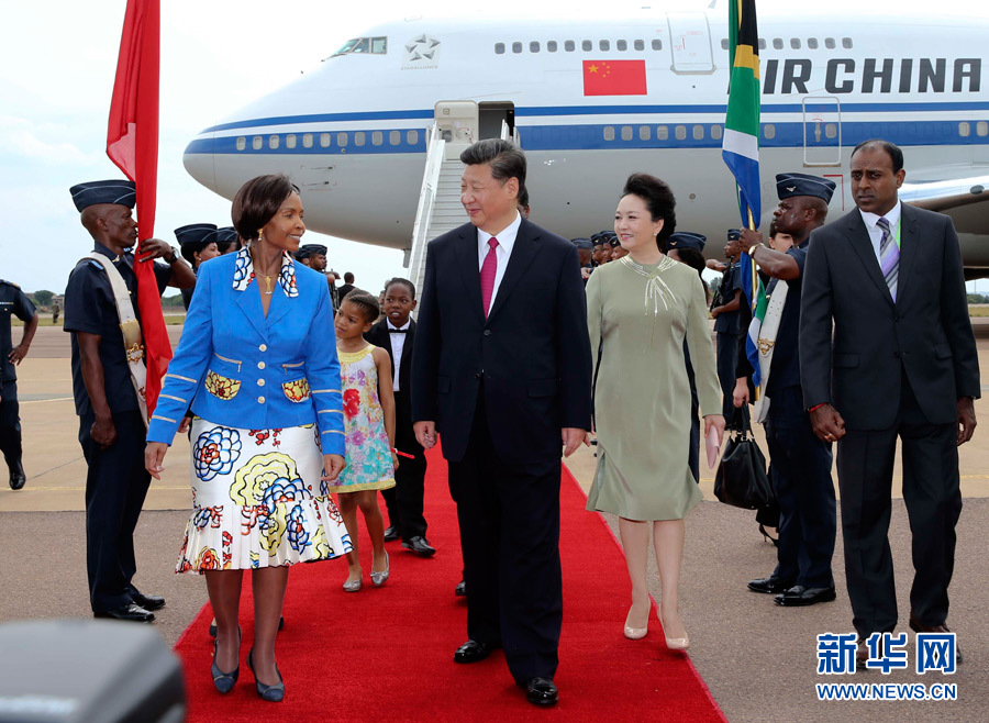 12月2日，國(guó)家主席習(xí)近平抵達(dá)南非首都比勒陀利亞，開(kāi)始對(duì)南非進(jìn)行國(guó)事訪問(wèn)。南非外長(zhǎng)馬沙巴內(nèi)等政府高級(jí)官員到機(jī)場(chǎng)迎接習(xí)近平和夫人彭麗媛。新華社記者蘭紅光攝