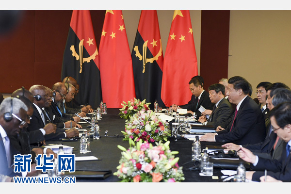12月3日，國家主席習(xí)近平在約翰內(nèi)斯堡會見安哥拉總統(tǒng)多斯桑托斯。 新華社記者 謝環(huán)馳 攝